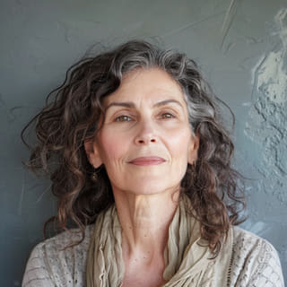 Retrato de Jannet Refi, integrante da equipe de especialistas da plataforma de negociação financeira